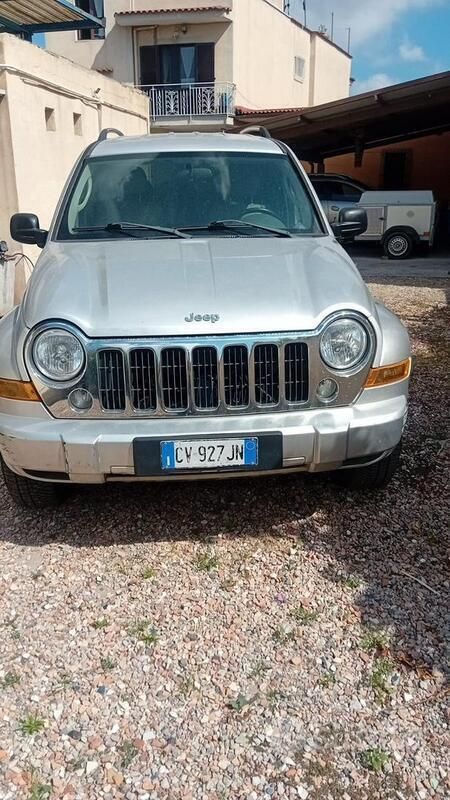 Usata Jeep Cherokee 163 CV (119 kW) 2005 Grigio SUV