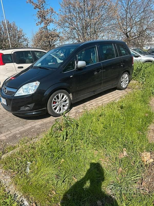 Usata Opel Zafira Cosmo 140 CV (102 kW) 2010 Nero Monovolume