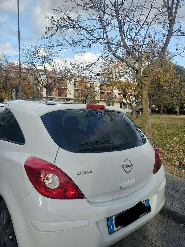 Usata Opel Corsa Enjoy 80 CV (58 kW) 2010 Berlina