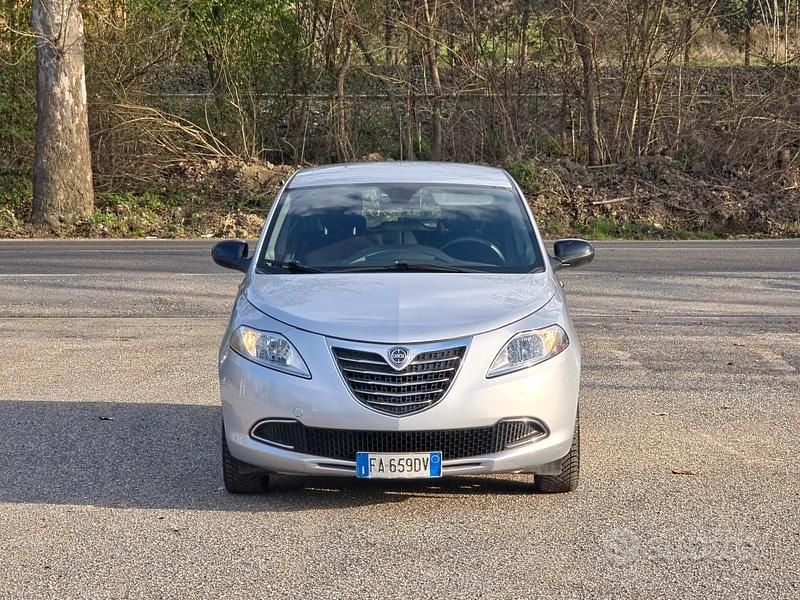 Usata Lancia Ypsilon 69 CV (50 kW) 2015 Grigio Utilitaria