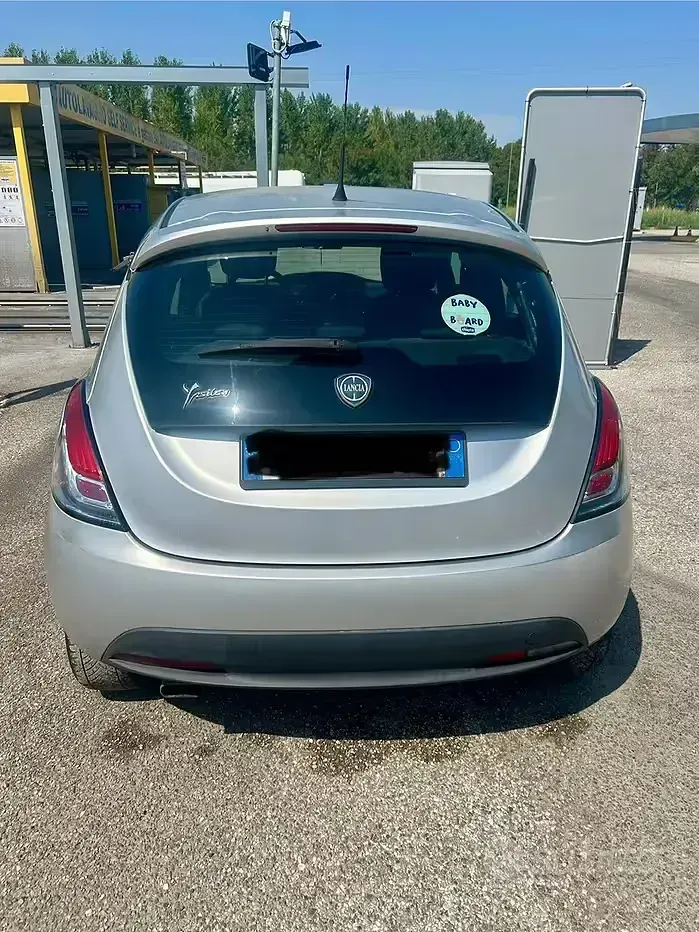 Usata Lancia Ypsilon 69 CV (50 kW) 2012 Grigio Utilitaria