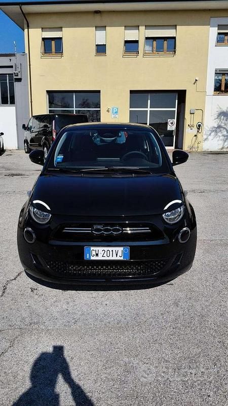 Begagnad Fiat 500e Passion 42 kW (58 HK) 2024 Svart Halvkombi
