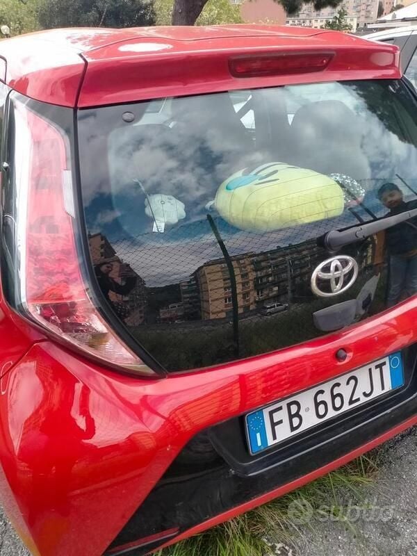 Usata Toyota Aygo 72 CV (52 kW) 2018 Rosso Utilitaria