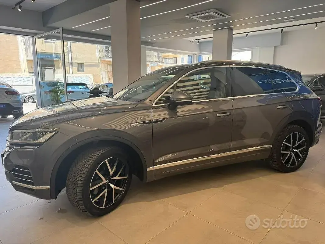 Usata VW Touareg Elegance 231 CV (169 kW) 2022 Grigio SUV