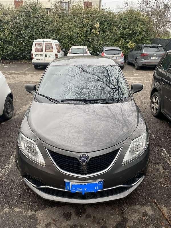 Usata Lancia Ypsilon Silver 69 CV (50 kW) 2016 Grigio Utilitaria