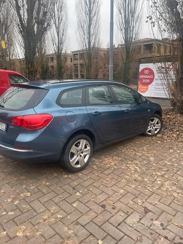 Usata Opel Astra 165 CV (121 kW) 2013 Blu Station wagon