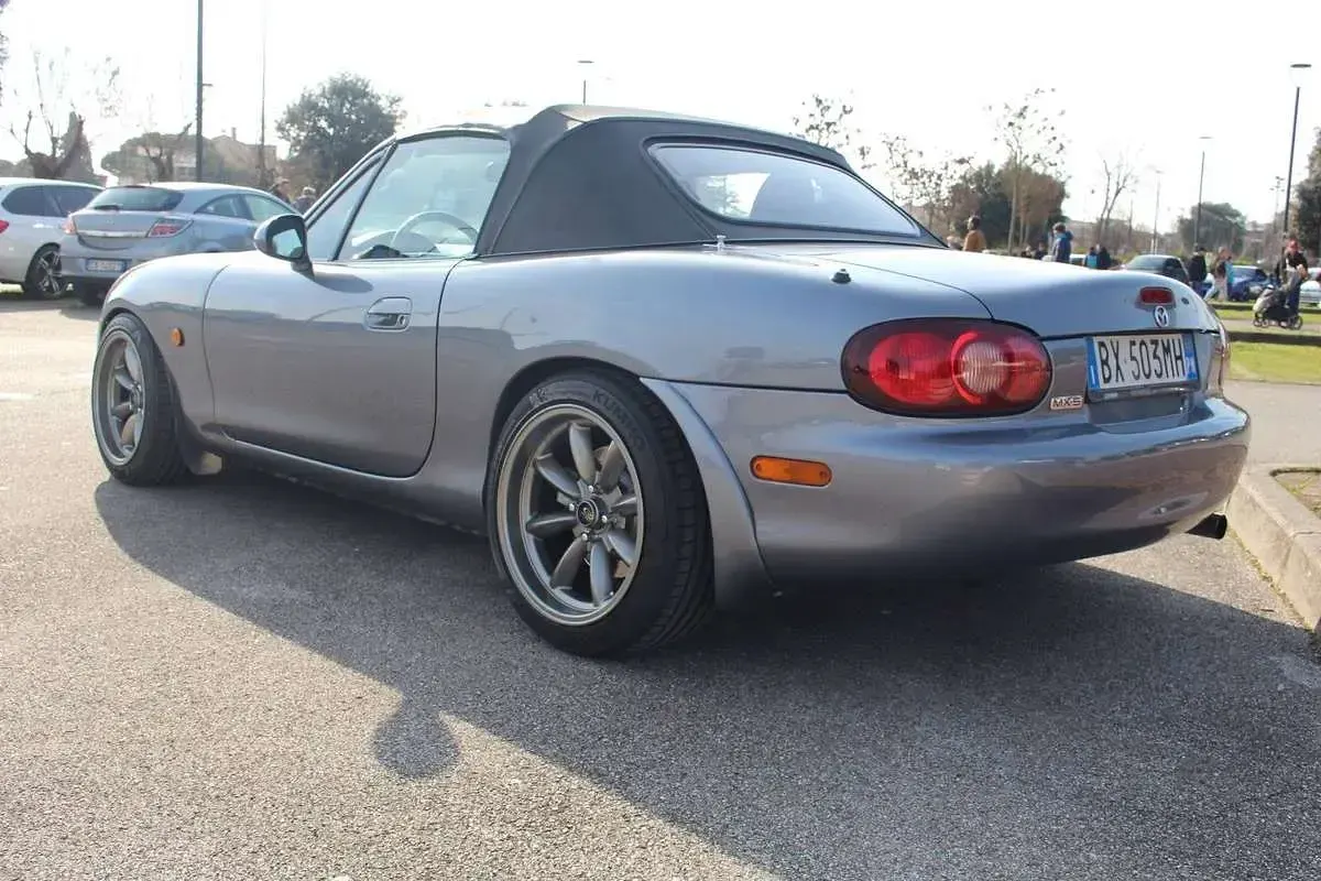 Usata Mazda MX5 145 CV (106 kW) 2002 Grigio Cabrio