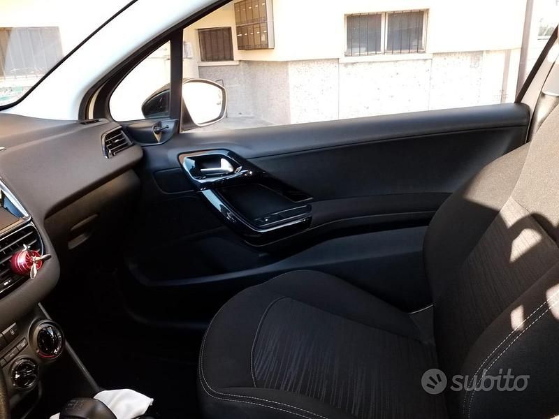 Usata Peugeot 208 Active 68 CV (50 kW) 2013 Bianco Utilitaria