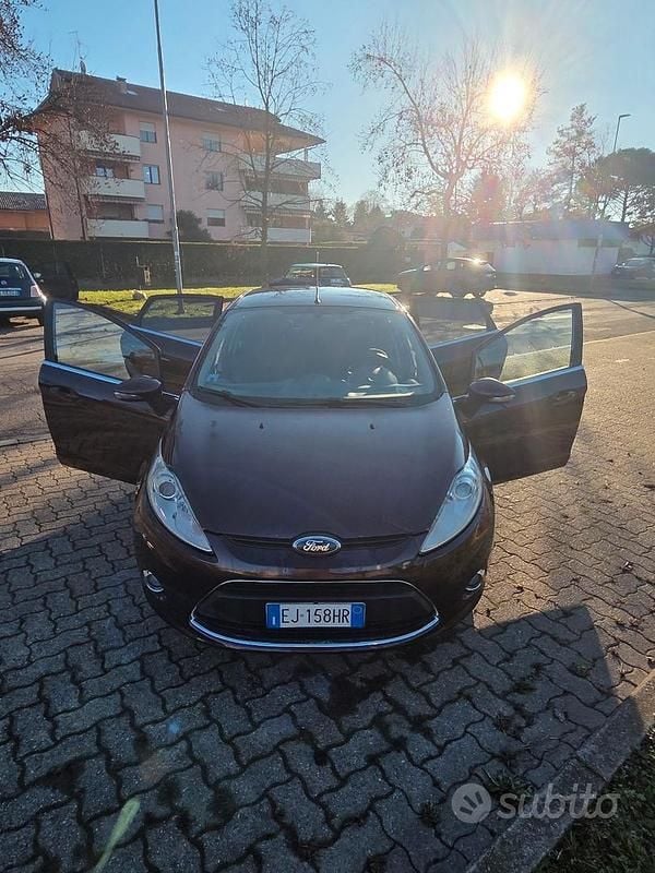 Usata 2011 Ford Fiesta Tre volumi | 1990 € (Super prezzo) - Immagine 1/4