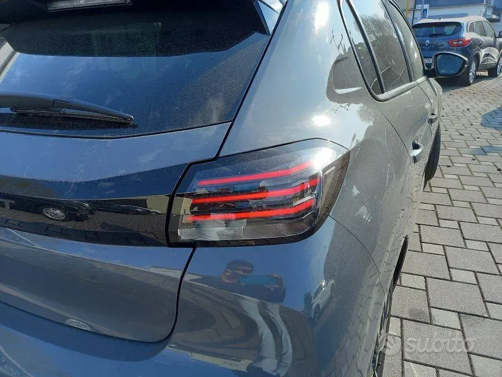 Usata Peugeot 208 Allure 101 CV (74 kW) 2025 Grigio Utilitaria