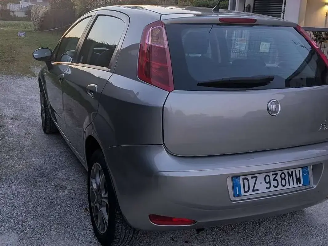 Usata Fiat Grande Punto Dynamic 77 CV (56 kW) 2010 Grigio Utilitaria