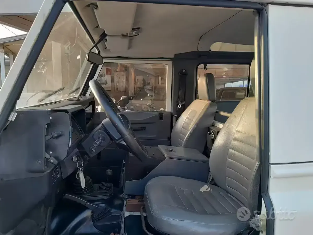 Usata Land Rover Defender 122 CV (89 kW) 1999 Bianco Station wagon