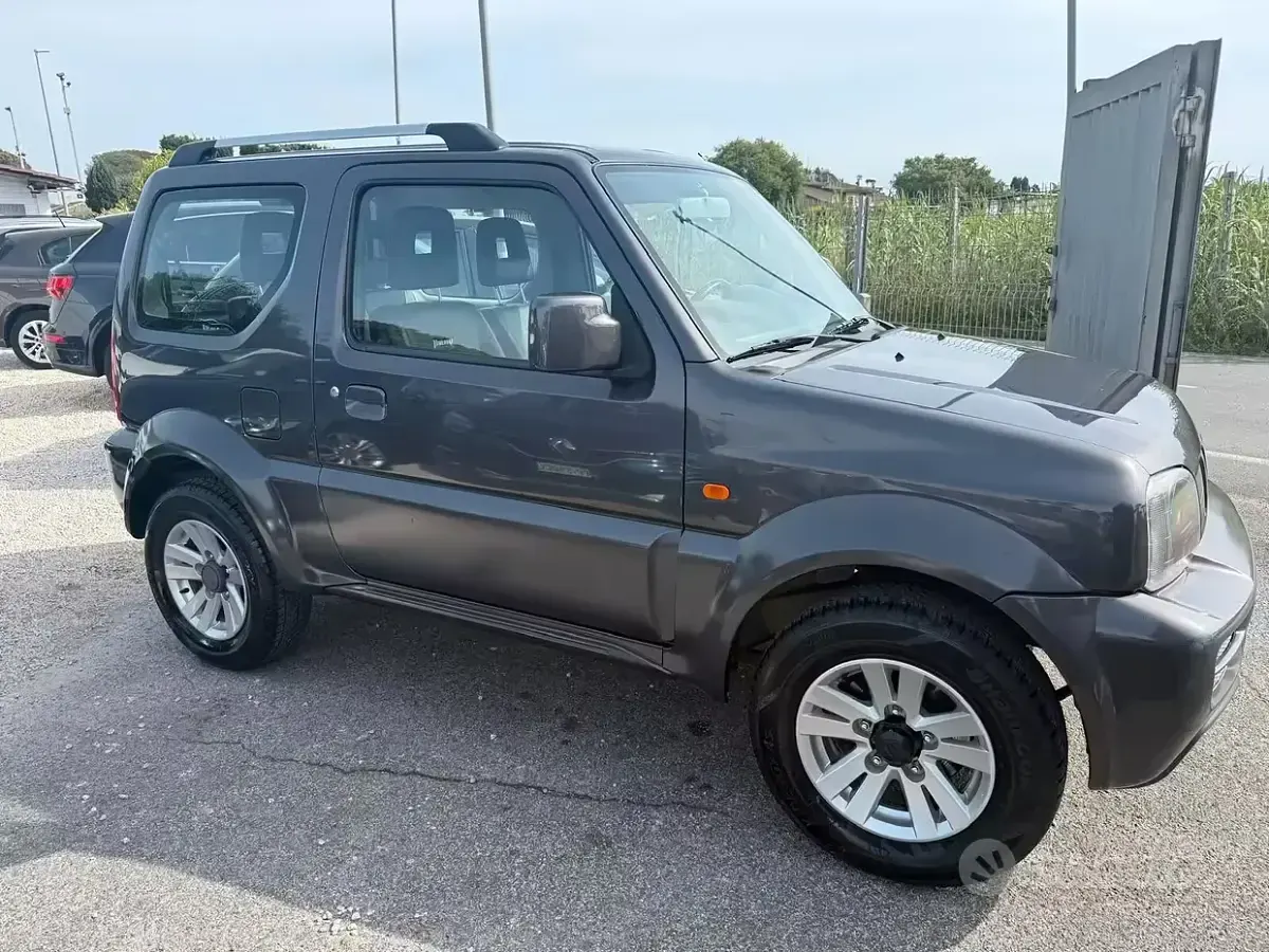 Usata Suzuki Jimny 86 CV (63 kW) 2012 Grigio SUV