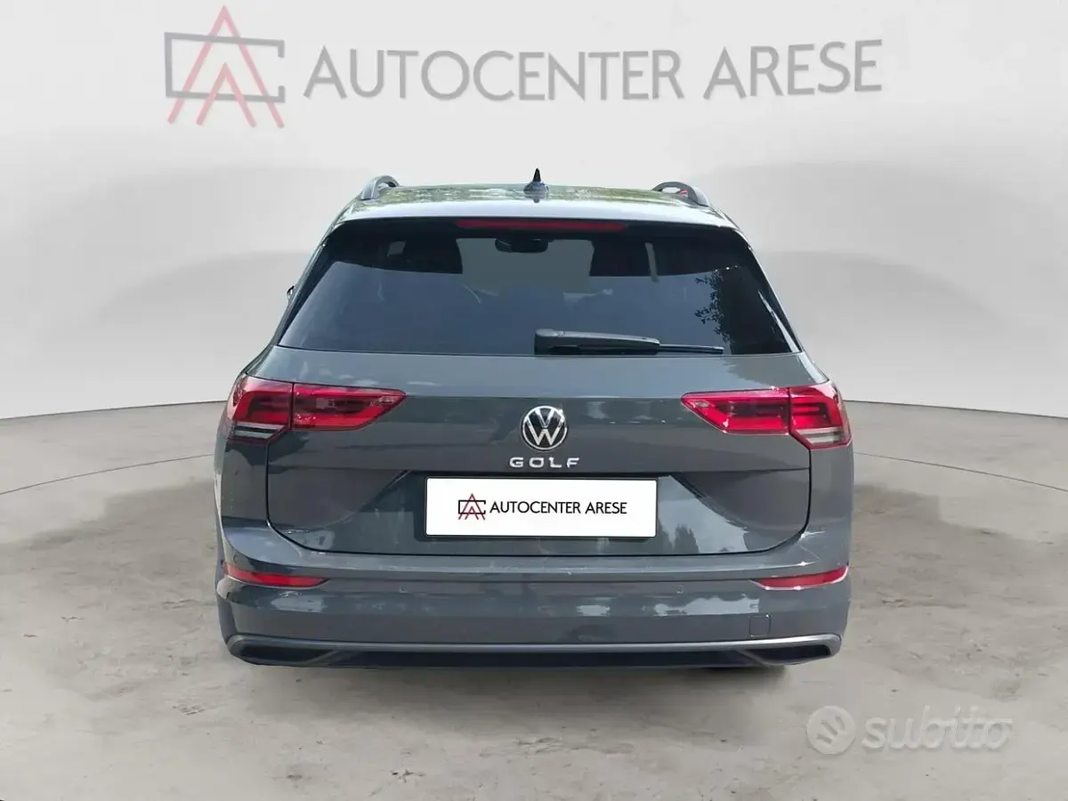 Usata VW Golf VIII Life 116 CV (85 kW) 2022 Grigio Station wagon