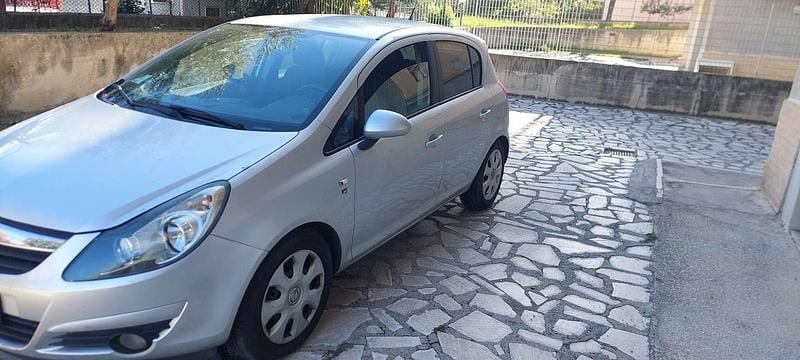 Usata Opel Corsa Edition 95 CV (69 kW) 2010 Argento Utilitaria