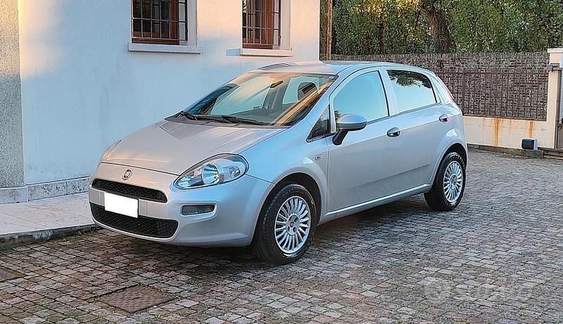 Usata Fiat Punto Lounge 77 CV (56 kW) 2016 Argento Berlina
