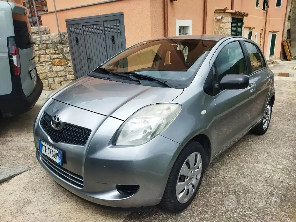 Usata Toyota Yaris 90 CV (66 kW) 2006 Grigio Utilitaria