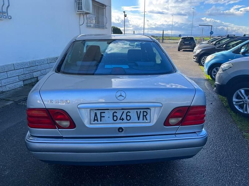 Usata Mercedes E230 Elegance 149 CV (109 kW) 1996 Argento Berlina