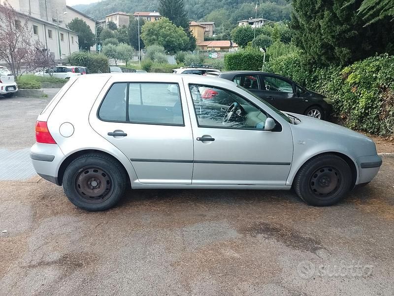 Grigio Usata 2000 VW Golf IV Comfortline Tre volumi | 1790 € - Immagine 1/4