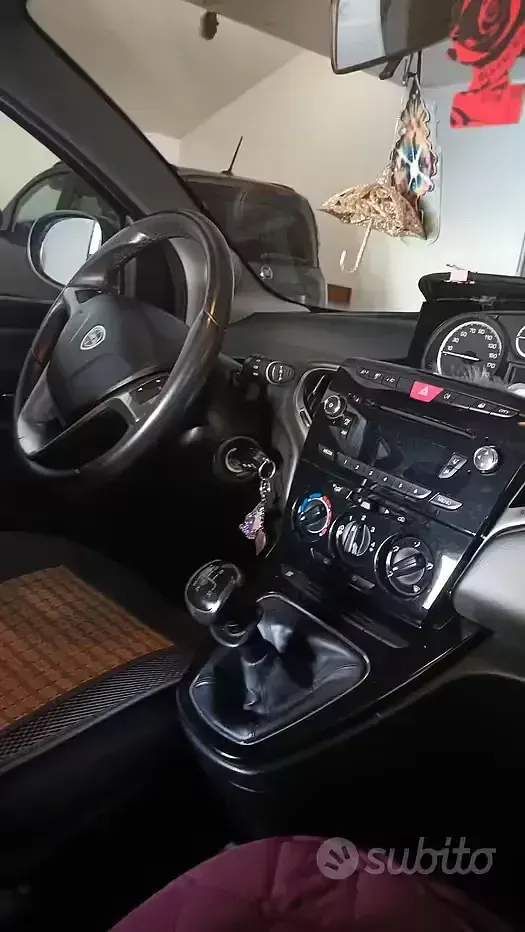 Usata Lancia Ypsilon 69 CV (50 kW) 2015 Nero Utilitaria