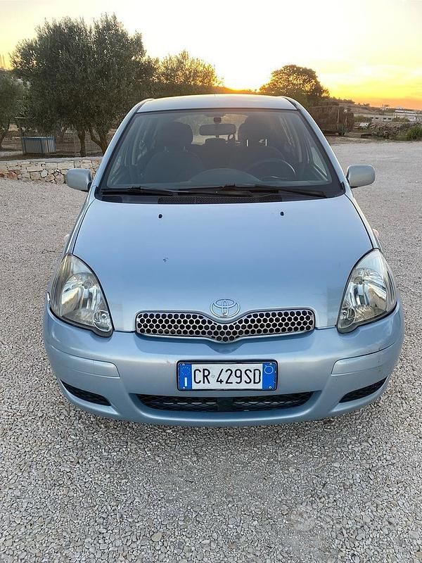 Usata 2004 Toyota Yaris Due volumi | 1500 € (Buon prezzo) - Immagine 1/4
