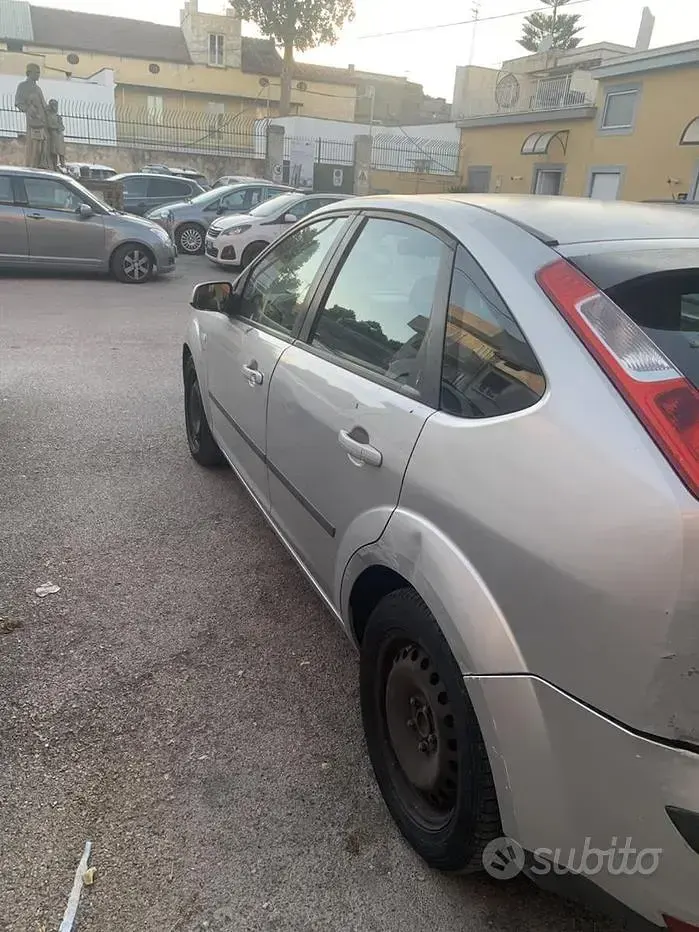Usata Ford Focus 90 CV (66 kW) 2006 Grigio Berlina