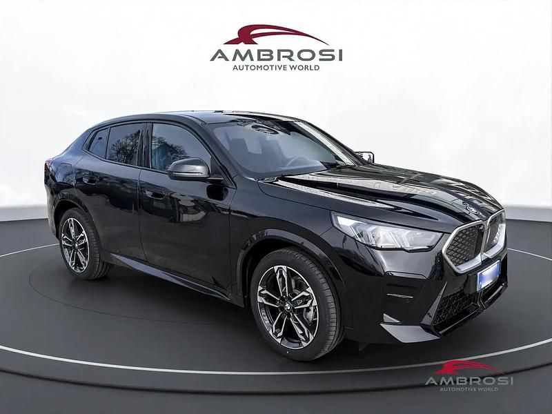 Nuova BMW iX2 M Sport 150 kW (204 CV) 2025 Black sapphire metallizzato SUV