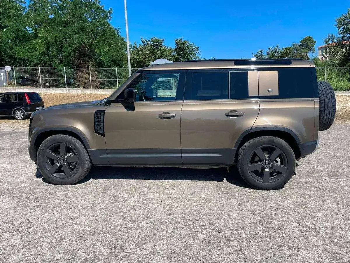 Usata Land Rover Defender SE 200 CV (147 kW) 2022 Gondwana stone SUV