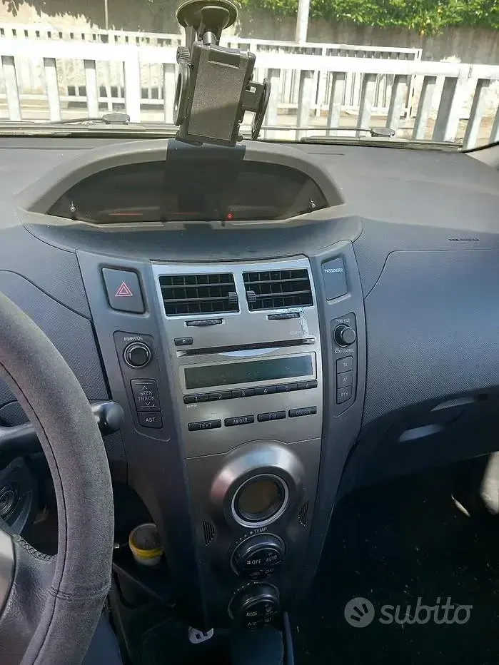 Usata Toyota Yaris 69 CV (50 kW) 2011 Bianco Utilitaria