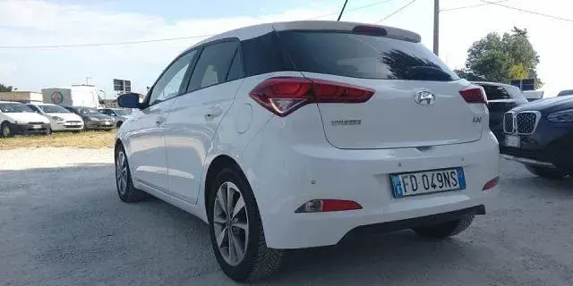 Usata Hyundai i20 GO! 75 CV (55 kW) 2016 Argento Berlina