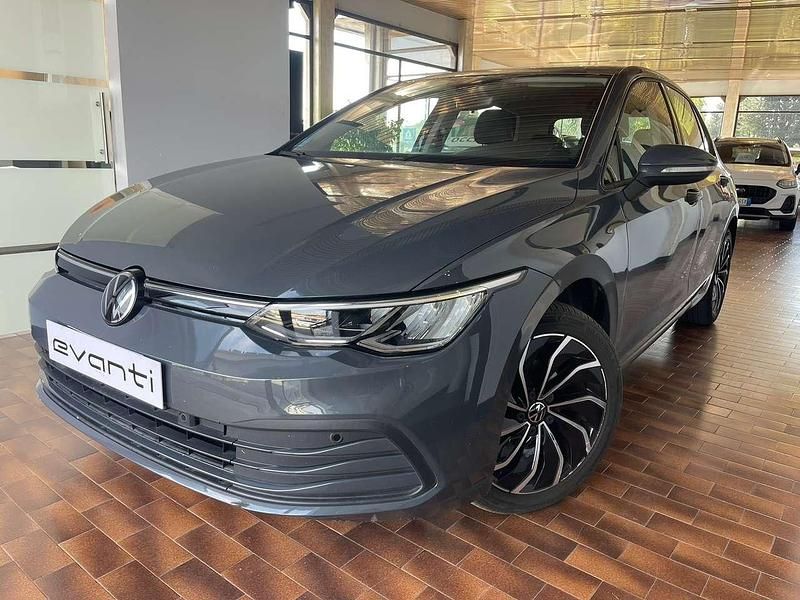 Grigio Usata 2022 VW Golf VIII Life Tre volumi | 23.500 € (Cara) - Immagine 1/4