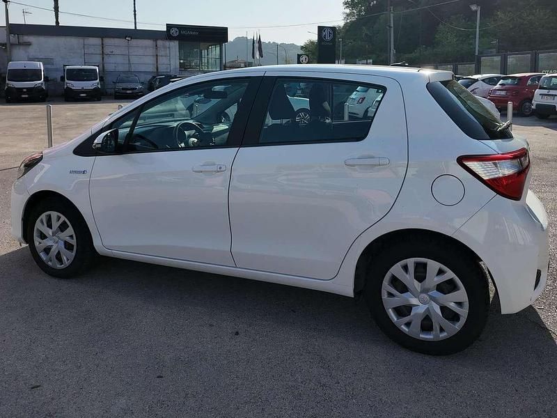 Usata Toyota Yaris Hybrid Business Edition 73 CV (53 kW) 2020 Bianco Berlina