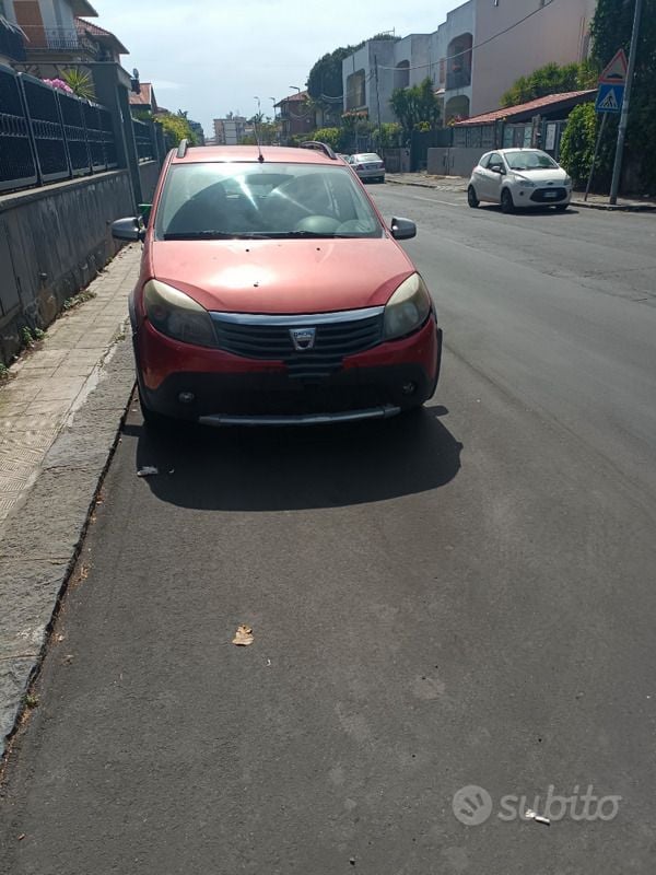 Rosso Usata 2012 Dacia Sandero Due volumi | 2500 € (Super prezzo) - Immagine 1/4