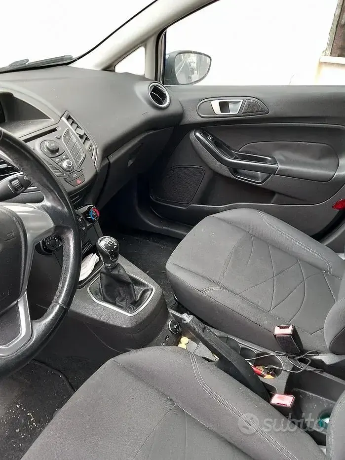 Begagnad Ford Fiesta 75 HK (55 kW) 2013 Blå Halvkombi