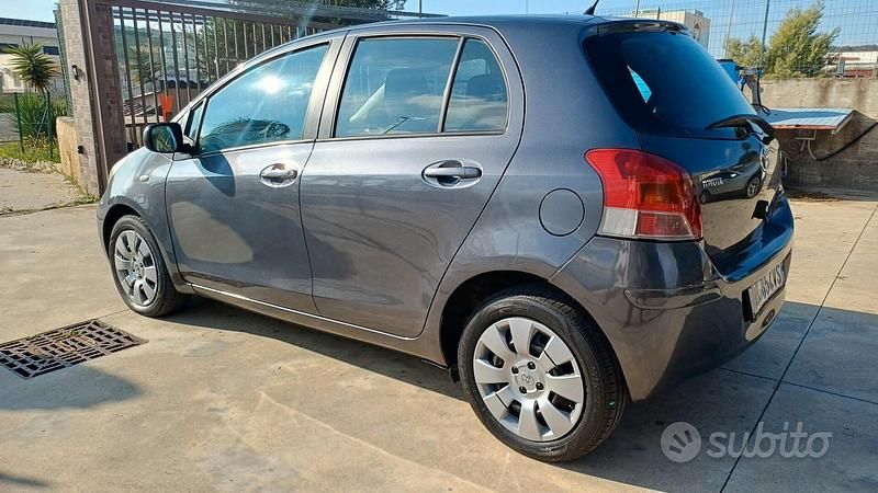 Usata Toyota Yaris Sol 90 CV (66 kW) 2009 Grigio Utilitaria