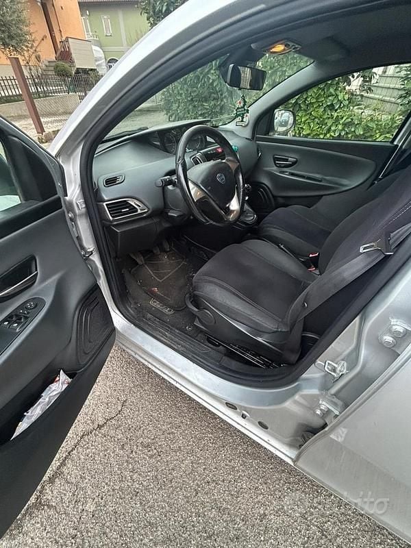 Usata Lancia Ypsilon 69 CV (50 kW) 2014 Grigio Utilitaria