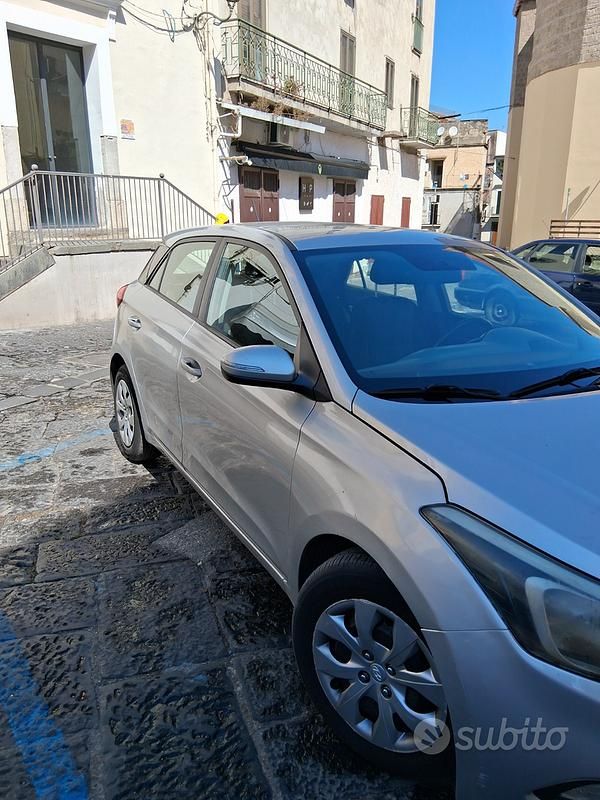 Usata Hyundai i20 Comfort 100 CV (73 kW) 2017 Grigio Utilitaria