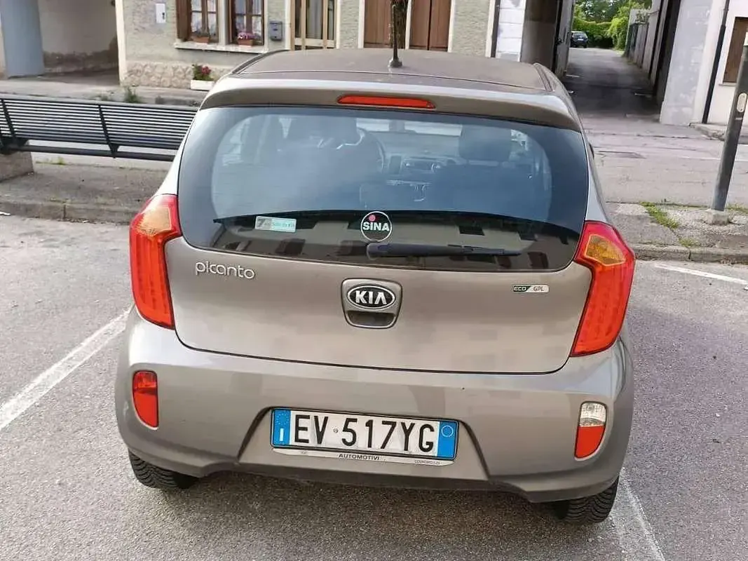Usata Kia Picanto 67 CV (49 kW) 2014 Beige Utilitaria