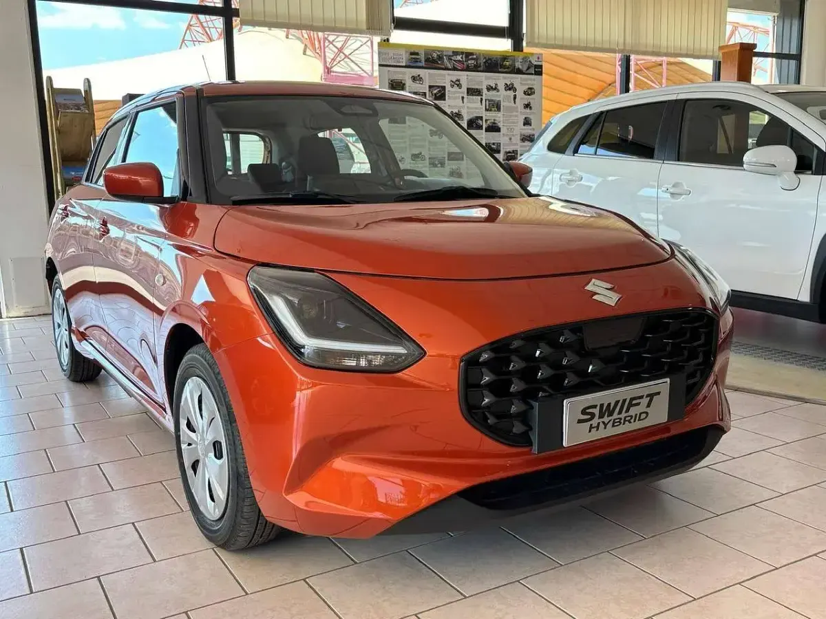 Nuova Suzuki Swift 83 CV (61 kW) 2025 Arancione amsterdam Utilitaria