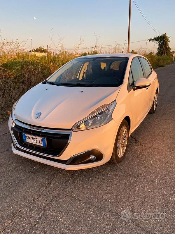 Usata Peugeot 208 Active 75 CV (55 kW) 2018 Bianco Utilitaria