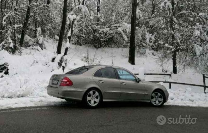 Usata Mercedes E270 177 CV (130 kW) 2005 Grigio Berlina