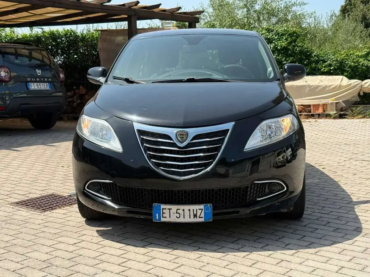 Usata Lancia Ypsilon 69 CV (50 kW) 2014 Nero Utilitaria