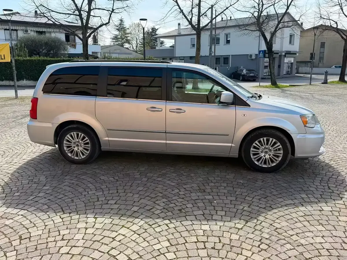 Usata Lancia Voyager Gold 163 CV (119 kW) 2012 Grigio Monovolume