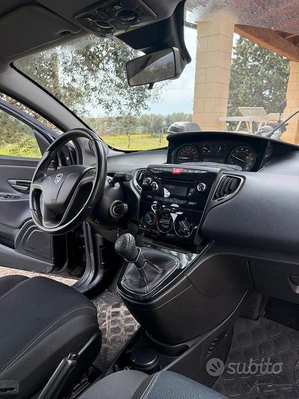 Usata Lancia Ypsilon 69 CV (50 kW) 2013 Nero Utilitaria