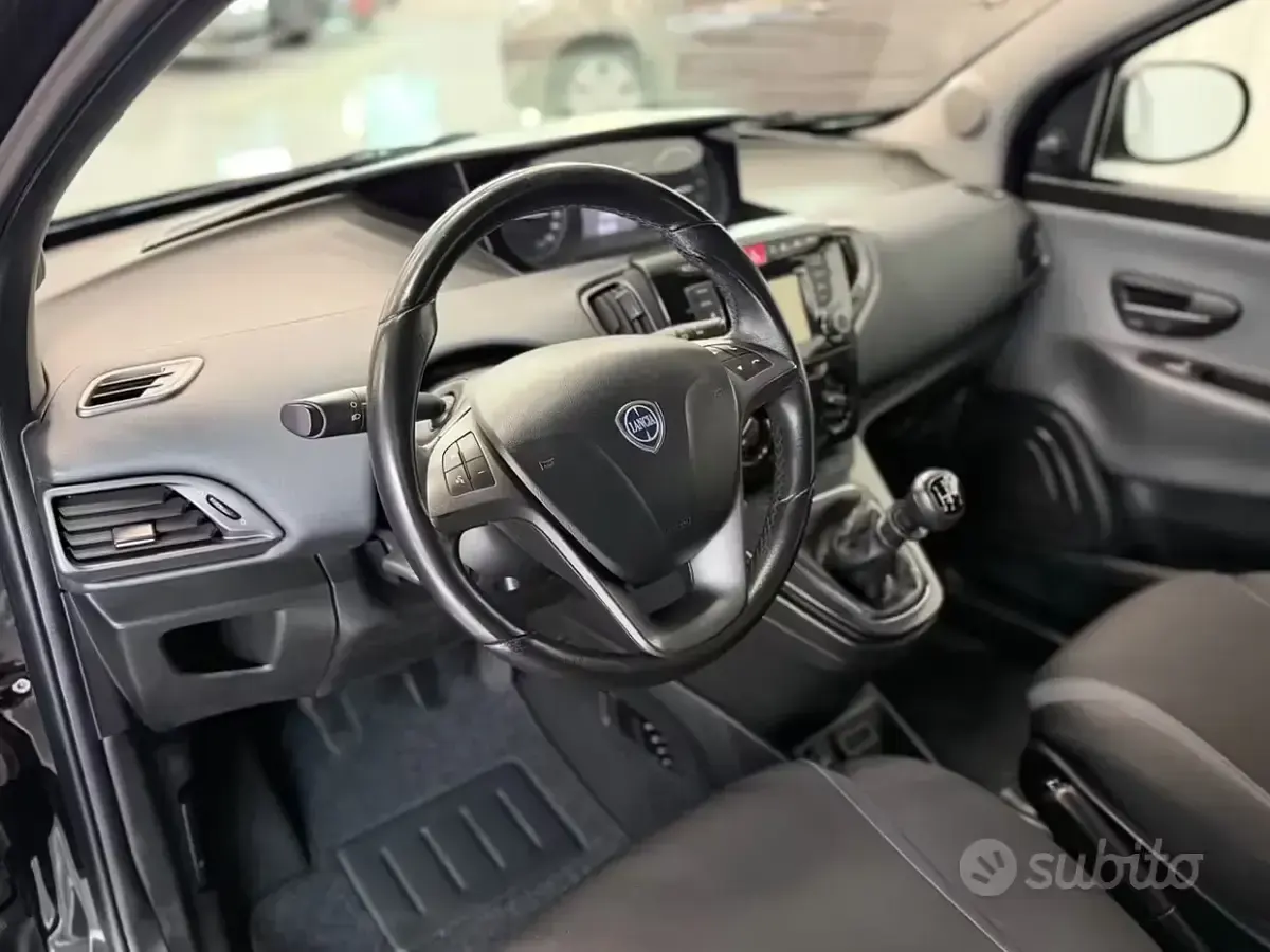 Usata Lancia Ypsilon Silver 69 CV (50 kW) 2017 Nero Utilitaria