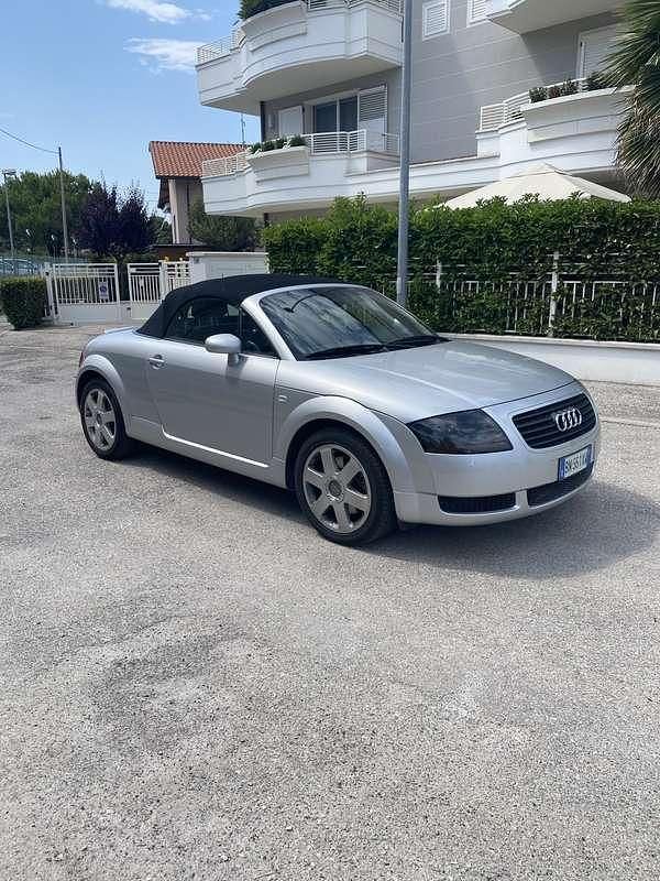 Usata Audi TT Roadster 179 CV (131 kW) 2001 Argento Cabrio