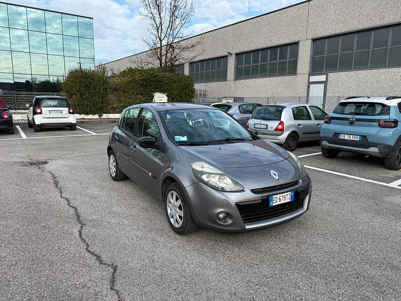 Usata Renault Clio II Luxe 75 CV (55 kW) 2010 Grigio Berlina