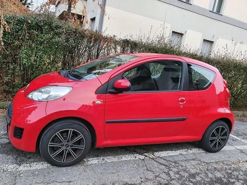 Usata Peugeot 107 68 CV (50 kW) 2012 Rosso Utilitaria