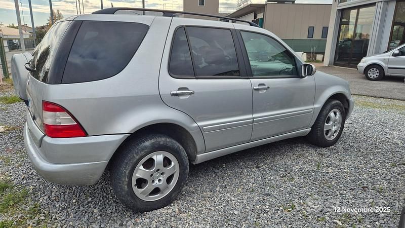Usata Mercedes ML270 163 CV (119 kW) 2002 Grigio SUV
