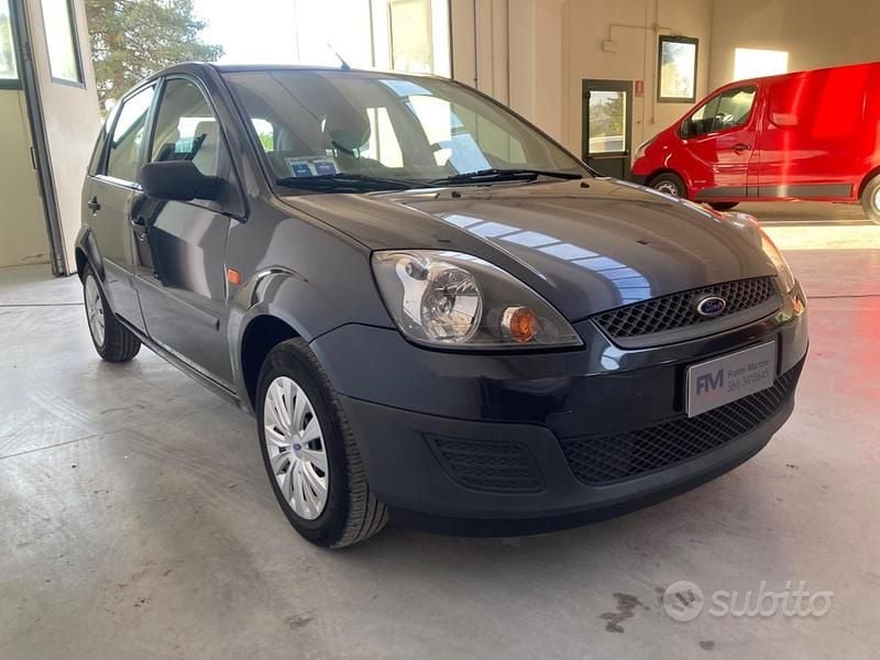 Usata Ford Fiesta Ghia 67 CV (49 kW) 2006 Grigio Berlina